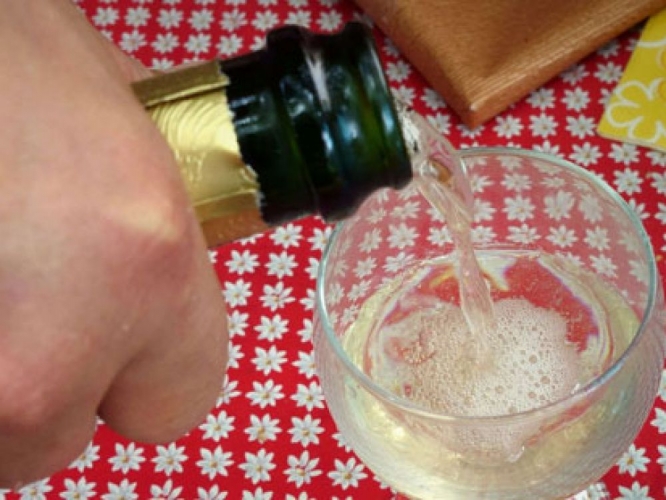 Une cuiller dans le goulot de la bouteille conserve les bulles de champagne ?