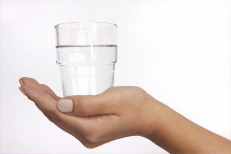 Un verre d'eau dans la main